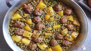 Tajine de viande hachée, petits pois et pommes de terre