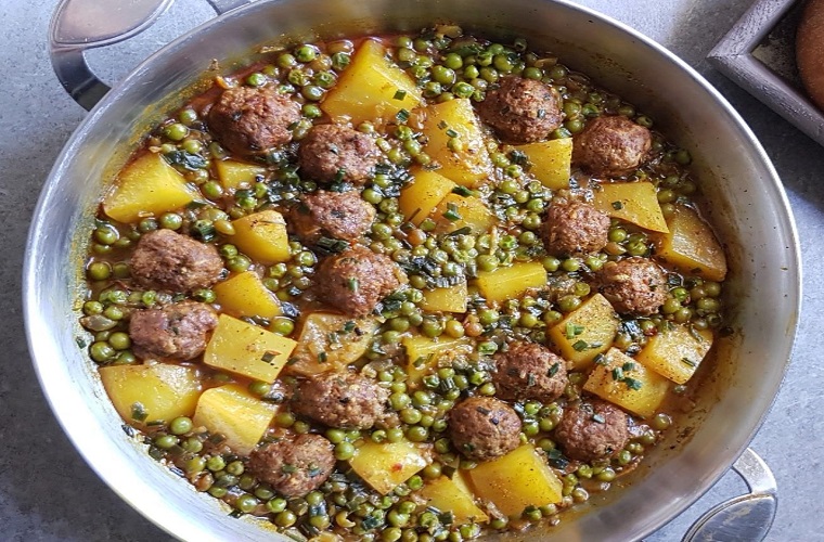 Tajine de viande hachée, petits pois et pommes de terre