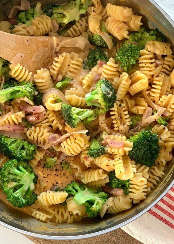 Radiatore crème de tomate à l’ail et lardons, brocoli