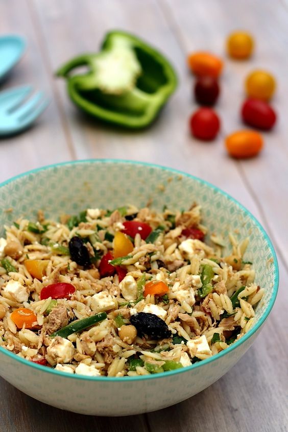 Salade de risetti au thon, fêta, pois chiches et légumes