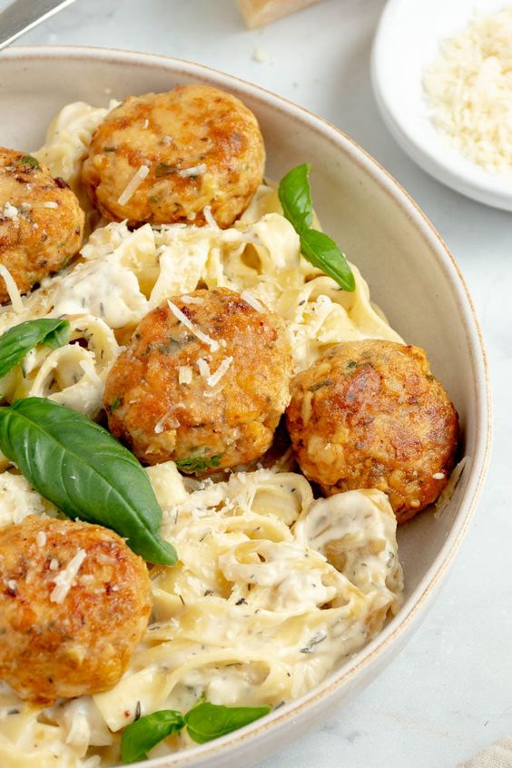 Boulettes de poulet et pâtes à la crème