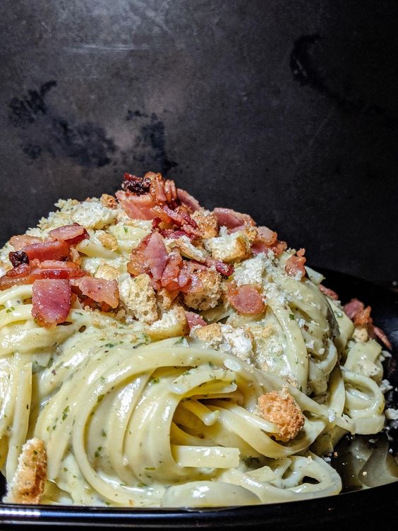 Pâtes crémeuses au pesto, bacon & croûtons