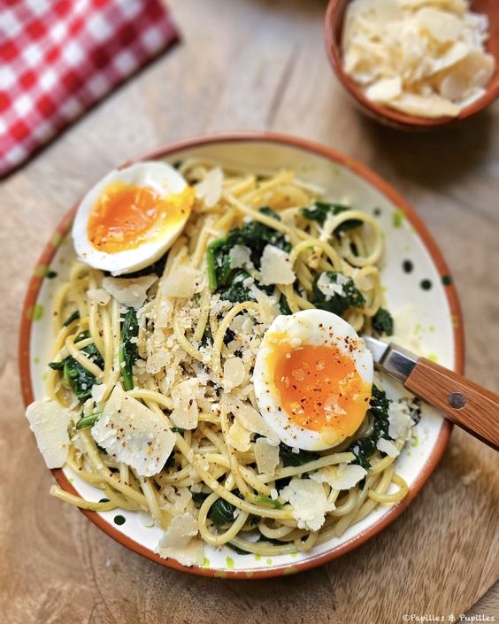 Pâtes aux épinards, oeufs mollets et Parmesan