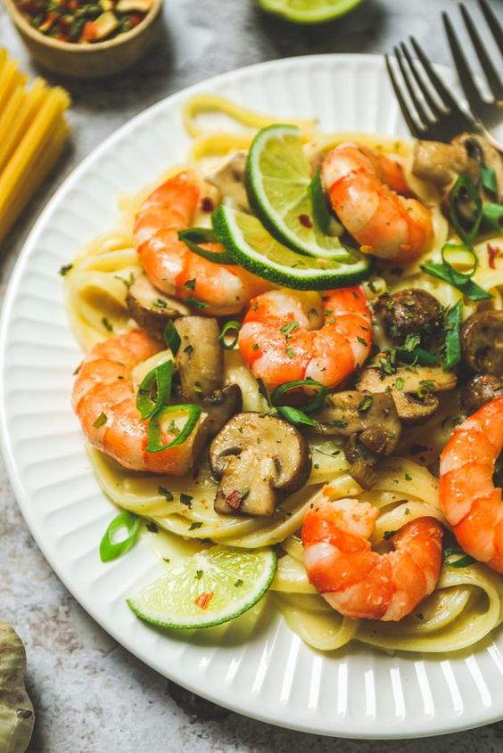 Linguine au lait de coco, crevettes et champignons rôtis à l’ail