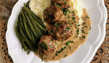 Meatballs sauce au poivre, purée & haricots