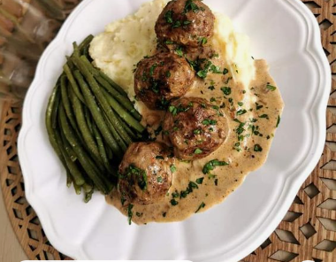 Meatballs sauce au poivre, purée & haricots