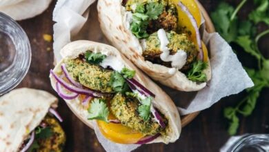 Pita, falafel aux épinards et sauce tahini