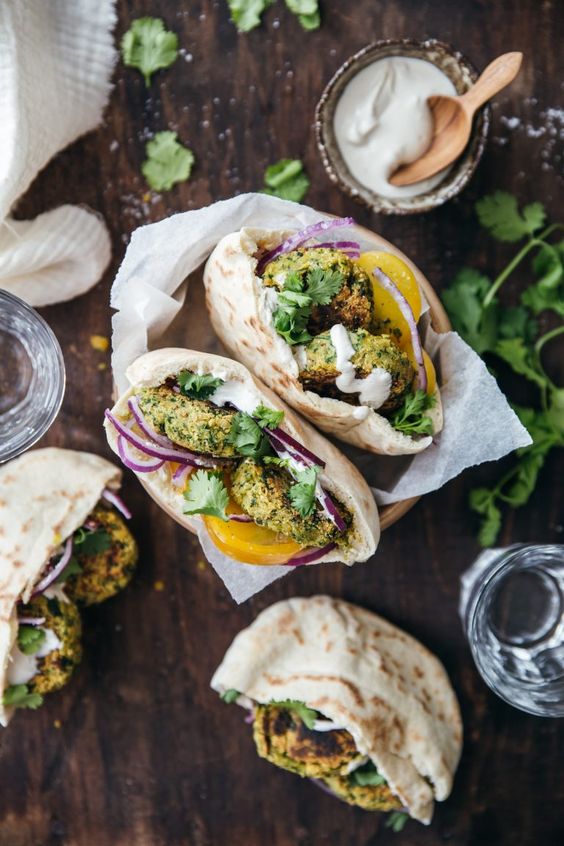 Pita, falafel aux épinards et sauce tahini