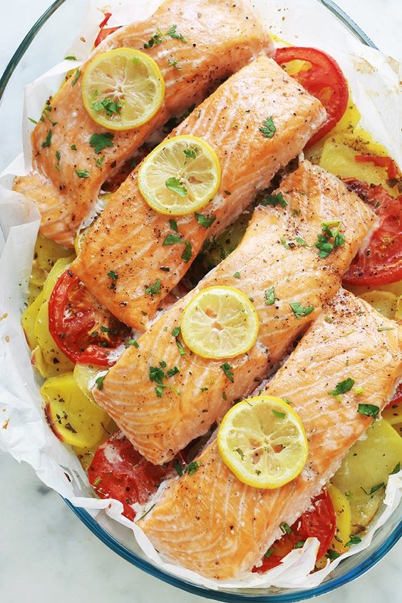 Pavés de saumon sur lit de pommes de terre fondantes au four