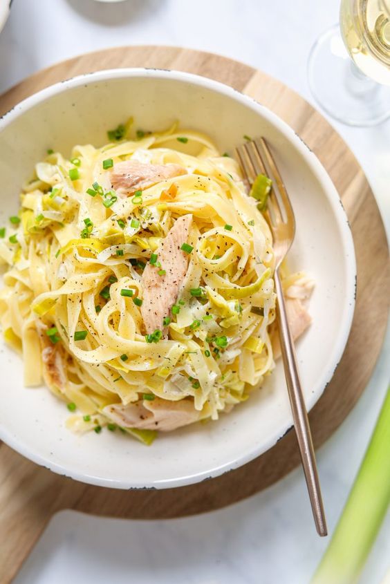 Tagliatelles aux poireaux et à la truite fumée