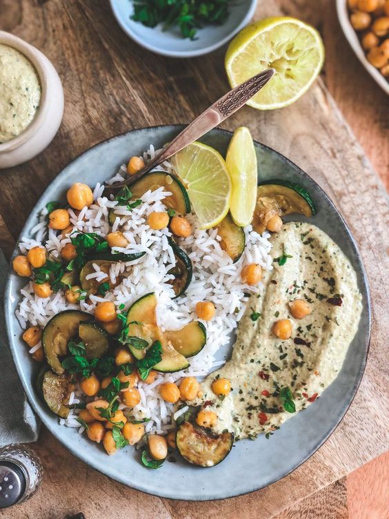 Dip de courgettes, pois chiches grillées et riz basmati