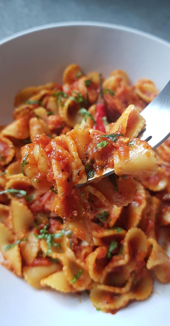 Pasta aux crevettes, sauce tomate et poivrons