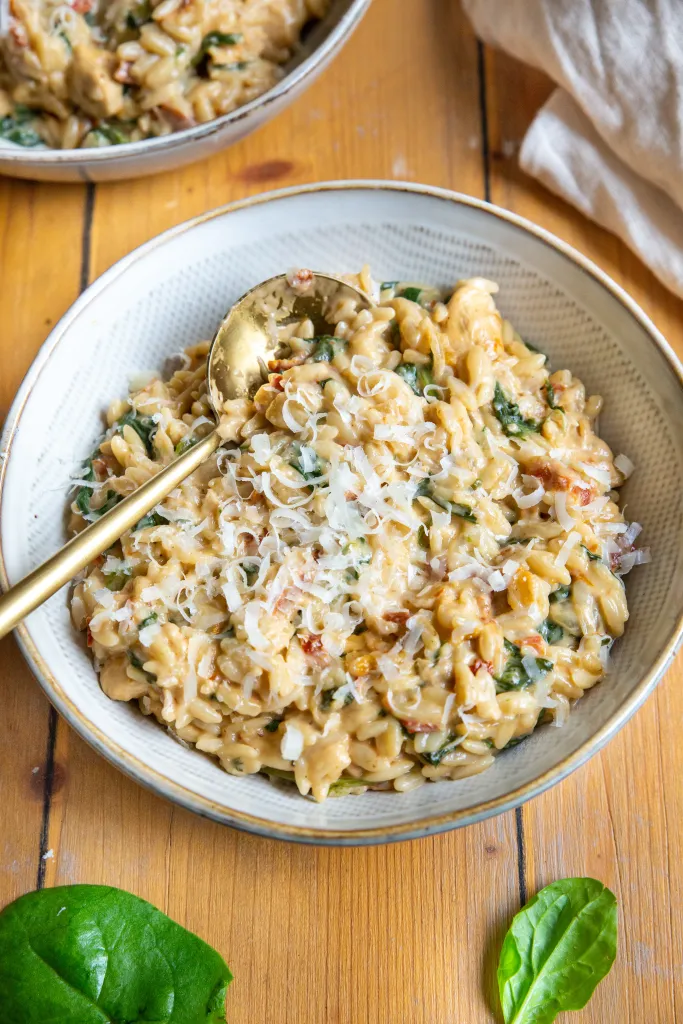 Orzotto au poulet, épinards et tomates séchées