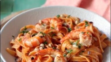 Tagliatelles à la sauce tomate aux crevettes et citron vert