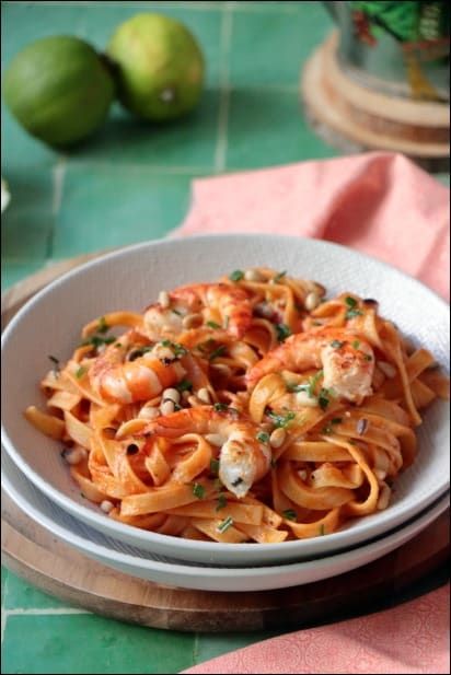 Tagliatelles à la sauce tomate aux crevettes et citron vert