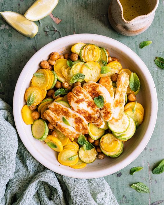 Courgettes grillées, pois chiches et halloumi