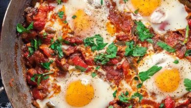 Chakchouka ou tchakchouka (poêlée de poivrons grillés et tomates à l'œuf)