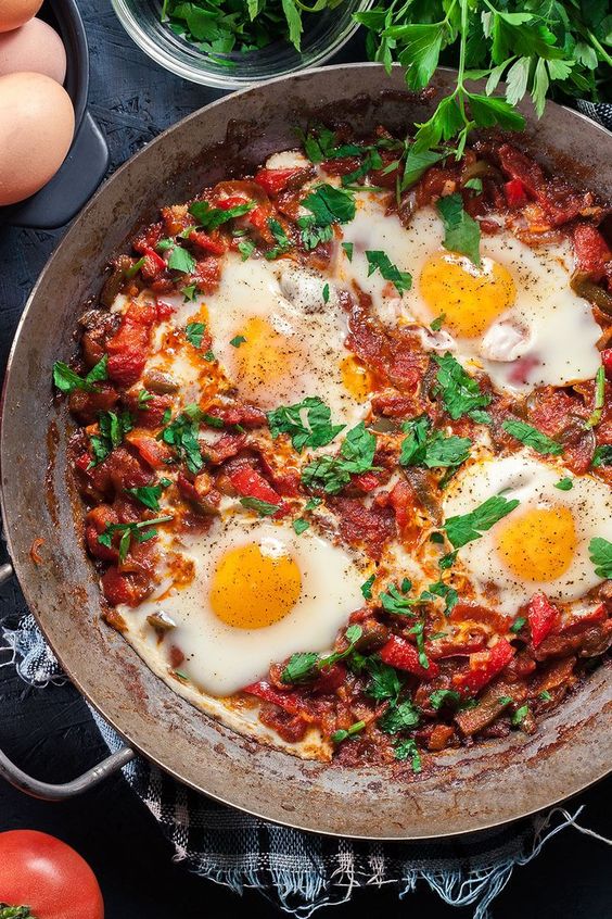 Chakchouka ou tchakchouka (poêlée de poivrons grillés et tomates à l'œuf)