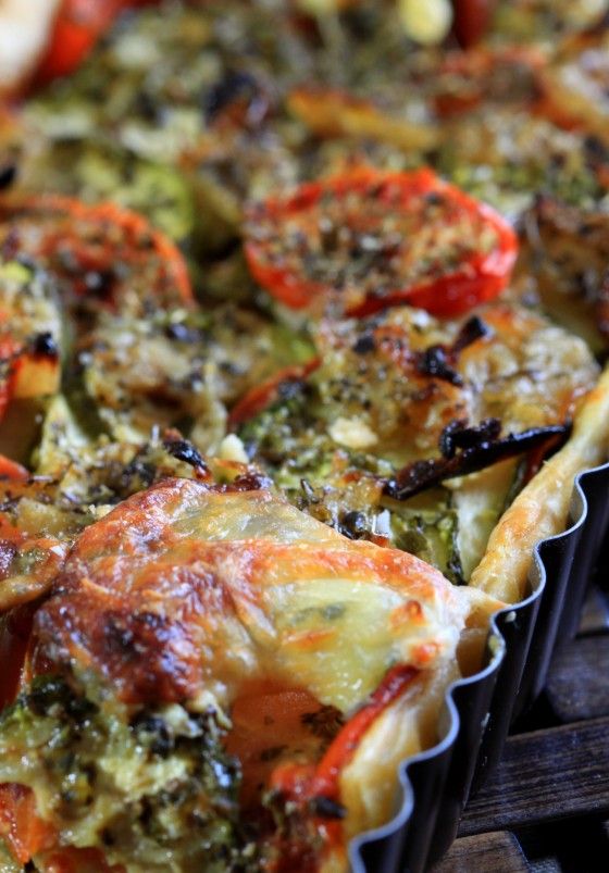 Tarte aux courgettes, tomates, oignons à la moutarde