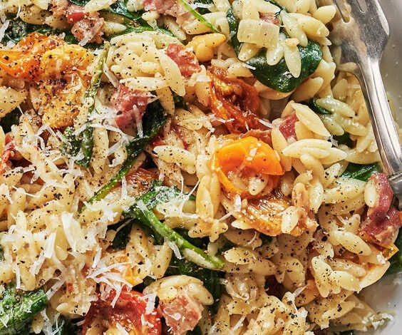 Orzo crémeux aux tomates confites, aux épinards et à la pancetta