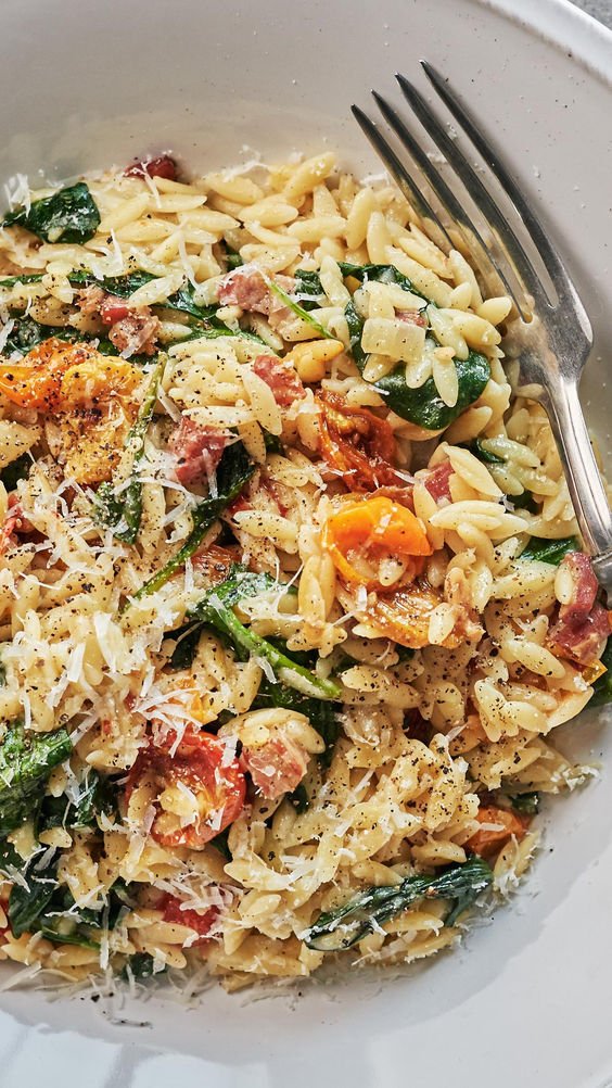 Orzo crémeux aux tomates confites, aux épinards et à la pancetta