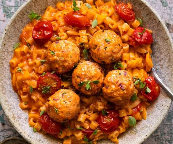 Pâtes façon risotto tomates et courgette et boulettes de poulet