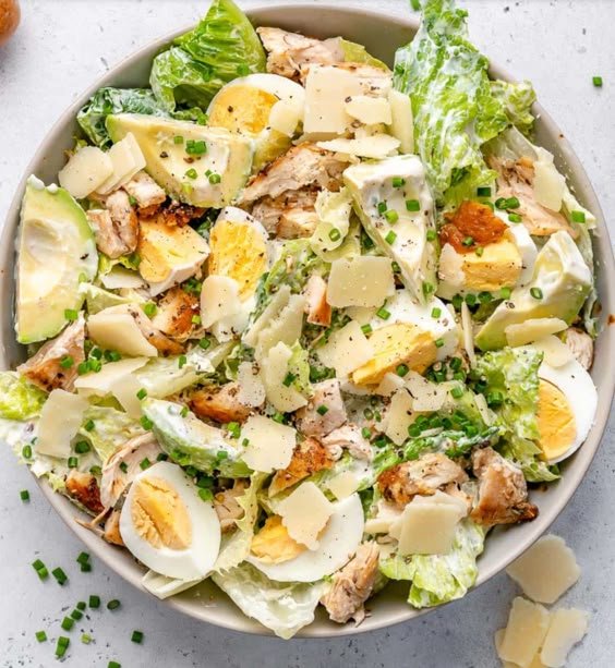 Salade Caesar au Poulet Fermier Faible en Glucides