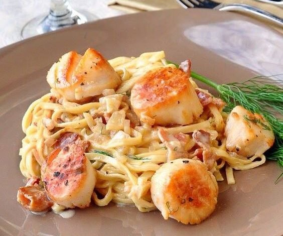 Pétoncles Poêlés avec Fettucini au Bacon Sauce à la Crème