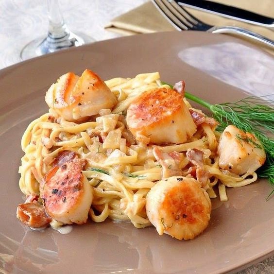 Pétoncles Poêlés avec Fettucini au Bacon Sauce à la Crème