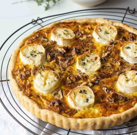 Tarte aux oignons, fromage de chèvre, miel & thym