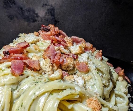 Pâtes crémeuses au pesto, bacon & croûtons