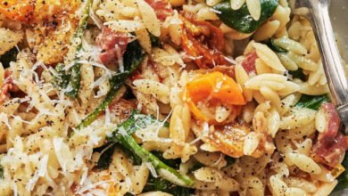 Orzo crémeux aux tomates confites, aux épinards et à la pancetta