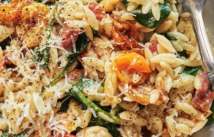 Orzo crémeux aux tomates confites, aux épinards et à la pancetta