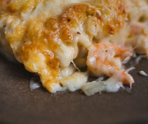 Ingrédients pour la lasagne 13 lasagnes 500 g de crevettes calibre 41-50, décortiquées et les queues retirées 500 g de pétoncles calibre 80-12 Huile d’olive 1/2 c. à thé de poudre d’ail 320 g de fromage Oka Artisan râpé 320 g de fromage Fontina fumé râpé 1/2 tasse de fromage parmesan râpé Sel et poivre du moulin Ingrédients pour la sauce 1/3 tasse de beurre 1 petit oignon jaune, haché finement 2 gousses d’ail, hachées finement 1/3 tasse de farine 2 tasses de lait 2 tasses de bouillon de poulet chaud 1 1/2 tasse de parmesan râpé 1/2 c. à soupe d’épice italiennes Préparation Préchauffer le four à 400°F. Dans une grande casserole remplie d’eau bouillante salée, cuire les lasagnes al dente en suivant les instructions sur l’emballage. Verser dans une passoire, rincer à l’eau froide pour arrêter la cuisson et égoutter. Arroser d’un mince filet d’huile d’olive et mélanger délicatement pour enrober. Réserver. Sur plusieurs papiers absorbants, mettre les fruits de mer et bien appuyer pour retirer le plus d’eau possible. Répéter 2-3 fois si nécessaire. Réserver. Commencer la sauce. Dans une casserole chauffée à feu moyen, faire fondre le beurre et ajouter l’oignon et l’ail. Cuire 3 à 4 minutes en remuant. Ajouter la farine, mélanger et cuire pendant 2 minutes en remuant. Ajouter le lait et fouetter pour défaire les grumeaux. Ajouter le bouillon de poulet, le parmesan, les épices italiennes, la muscade, saler et poivrer et mélanger. Cuire pendant 4 à 5 minutes en remuant jusqu’à ce que la sauce épaississe. Retirer du feu et réserver. Dans une grande poêle chauffée à feu élevé, verser un mince filet d’huile d’olive, ajouter les fruits de mer, la poudre d’ail, saler et poivrer et mélanger. Cuire 3 à 4 minutes jusqu’à ce que les crevettes soient rosées. Verser dans la sauce et mélanger. Dans un grand bol, mettre le fromage et mélanger. Dans un grand plat de cuisson pour lasagne, verser une petite louche de sauce dans le fond et étendre. Ajouter une rangée de lasagne, quelques louches de sauce et environ le 1/4 du fromage. Ajouter une autre rangée de lasagne, quelques louches de sauce et 1/4 du fromage. Ajouter une rangée de lasagne, quelques louches de sauce et ajouter la dernière rangée de lasagne. Verser le reste de la sauce et enterrer avec le reste du fromage. Lasagne aux fruits de mer