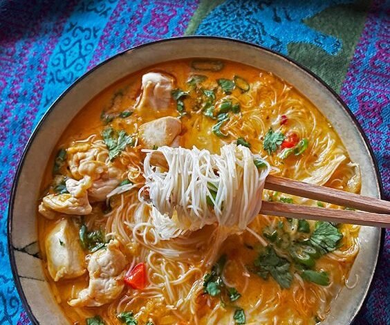 SOUPE THAÏE AU POULET, LAIT DE COCO ET CURRY