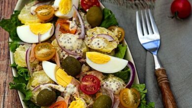 Salade de pommes de terre au thon, oeufs durs et sauce yaourt à la moutarde