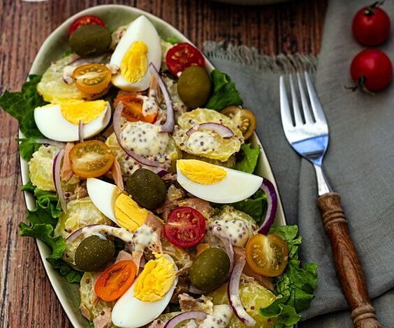 Salade de pommes de terre au thon, oeufs durs et sauce yaourt à la moutarde