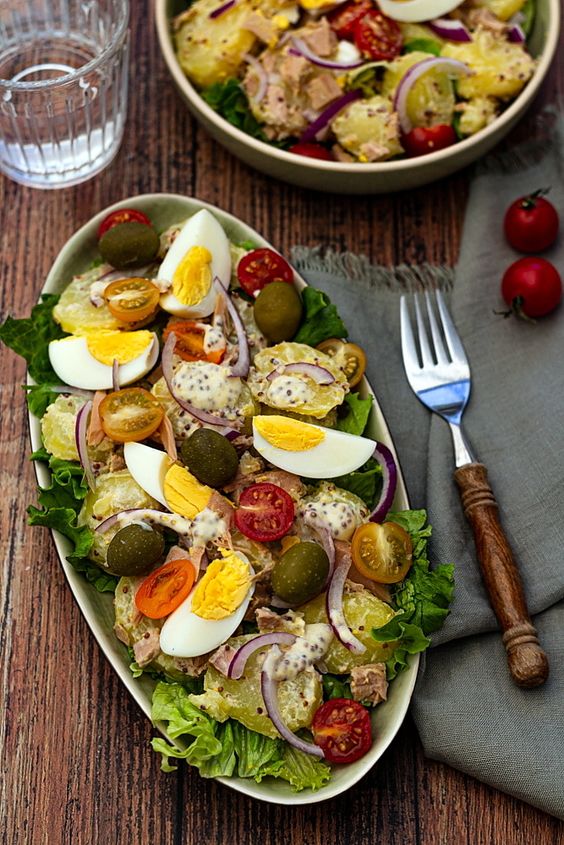 Salade de pommes de terre au thon, oeufs durs et sauce yaourt à la moutarde