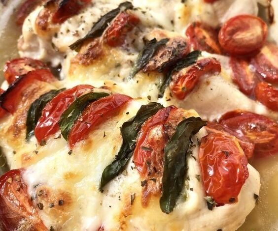 Ce poulet caprese est vite préparé et est très parfumé grâce au basilic. C'est un plat adapté à Weight Watchers, puisqu'il vaut 3sp la part.