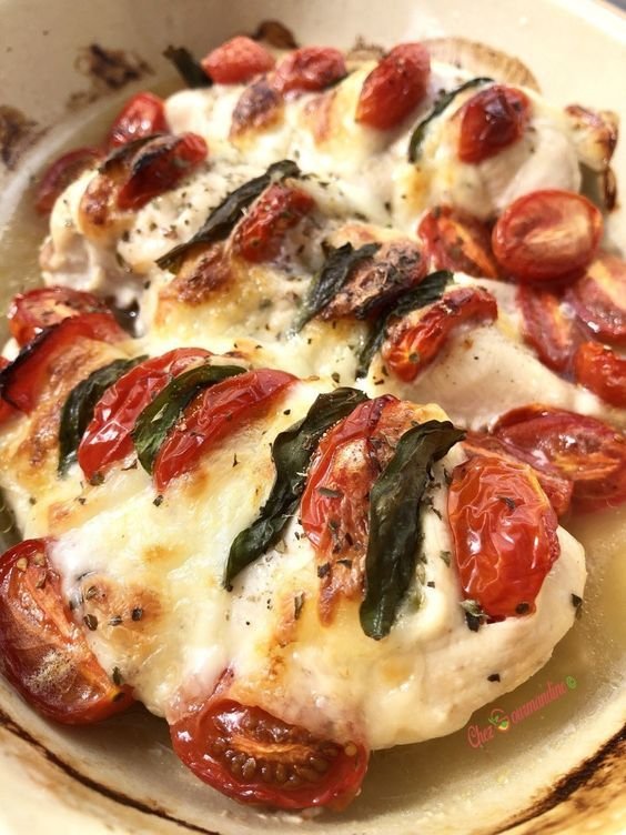 Ce poulet caprese est vite préparé et est très parfumé grâce au basilic. C'est un plat adapté à Weight Watchers, puisqu'il vaut 3sp la part.