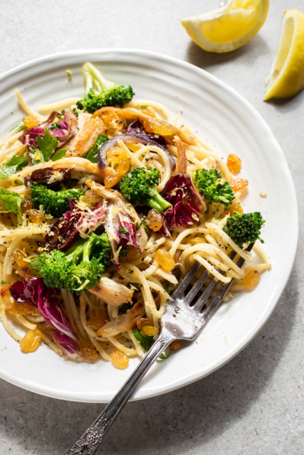 Pâtes au poulet croustillant et raisins dorés