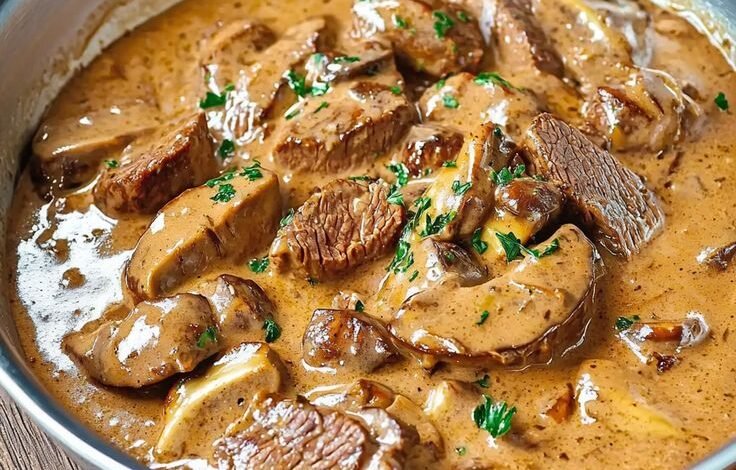 Bœuf Stroganoff à la Façon d'Alain Ducasse – Un Plat Raffiné et Savoureux