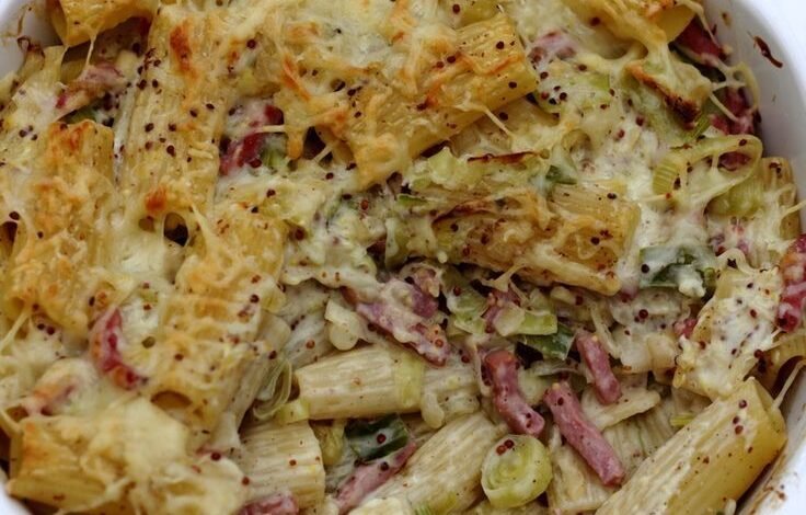 Gratin de rigatoni à la fondue de poireaux sauce moutarde et bacon