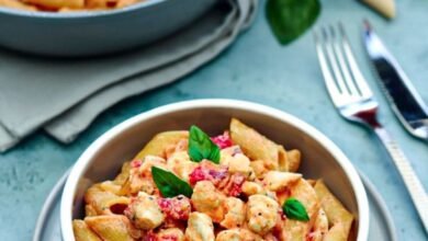 Penne au poulet et sauce crémeuse à la ricotta, tomate et basilic