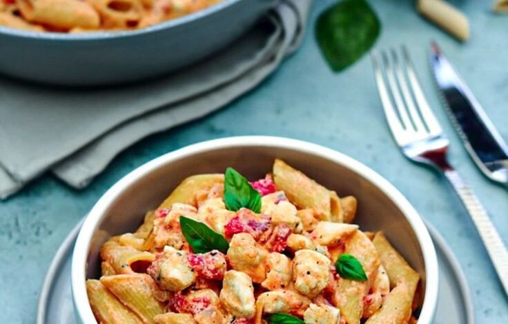 Penne au poulet et sauce crémeuse à la ricotta, tomate et basilic