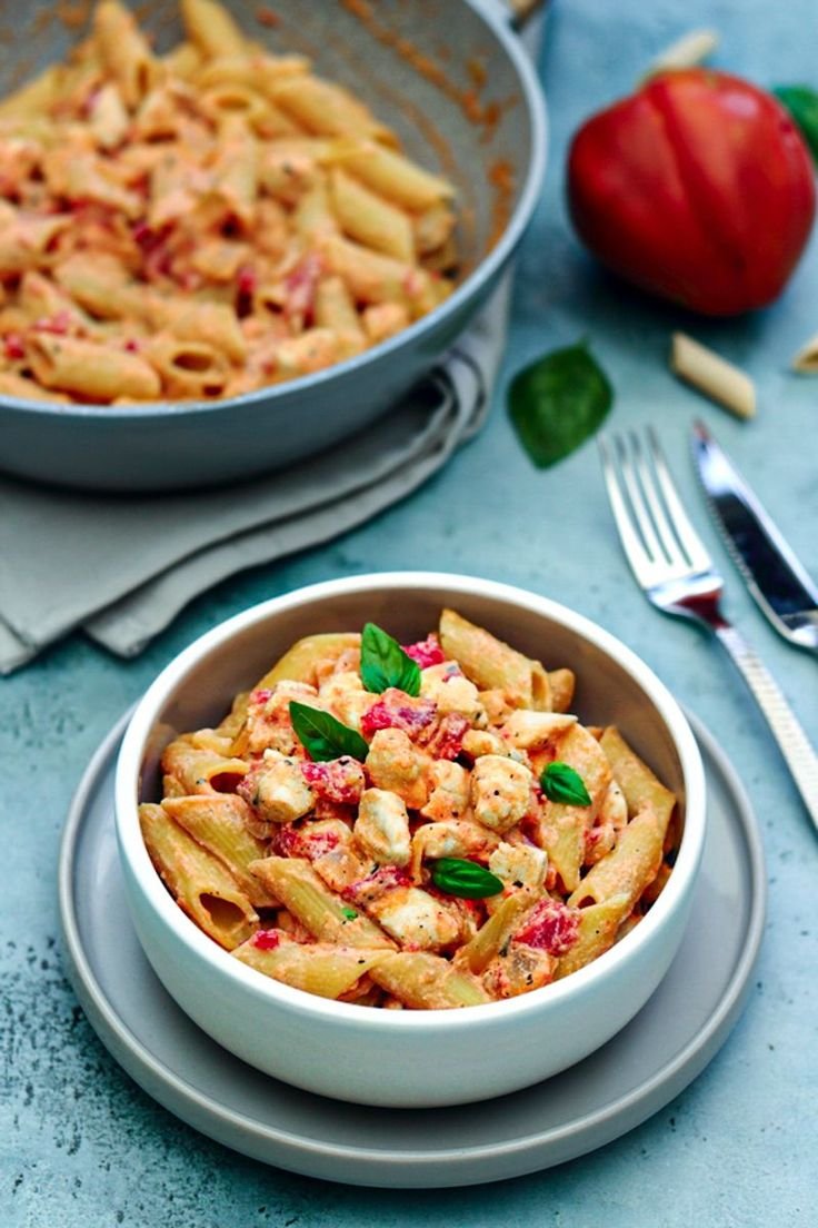 Penne au poulet et sauce crémeuse à la ricotta, tomate et basilic