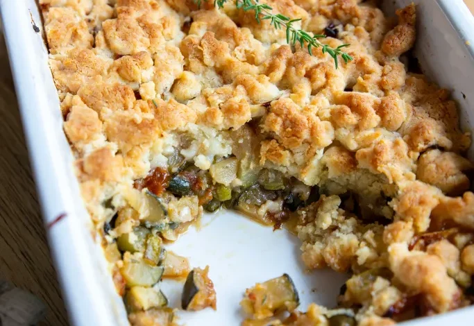 Crumble salé aux courgettes, tomates séchées et chèvre