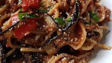 Spaghetti à l'aubergine grillée et poivron rouge à la sauce tomate