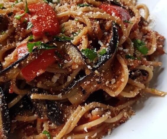 Spaghetti à l'aubergine grillée et poivron rouge à la sauce tomate