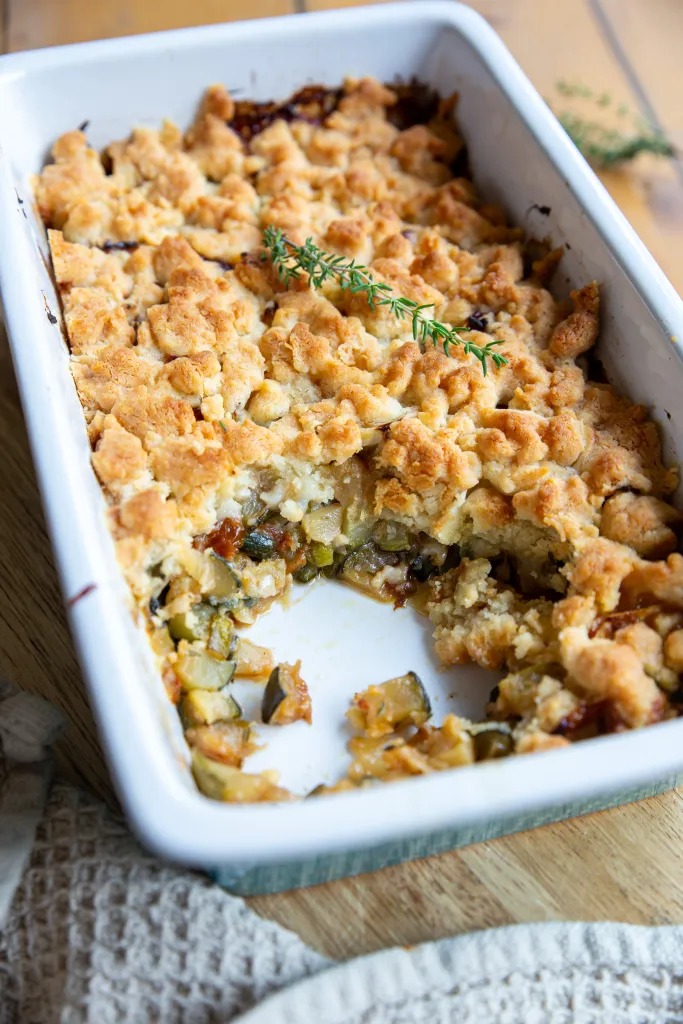 Crumble salé aux courgettes, tomates séchées et chèvre